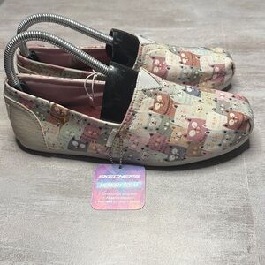 NWT Skechers memory foam cats flats